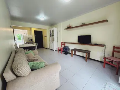 Uma televisão e/ou sistema de entretenimento em Res. Regina Maris - Bombinhas