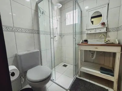 Uma casa de banho em Res. Regina Maris - Bombinhas