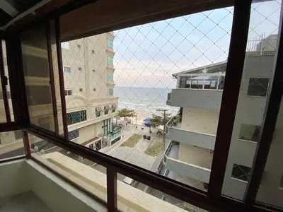 Uma vista do mar geral ou uma vista do mar a partir do apartamento