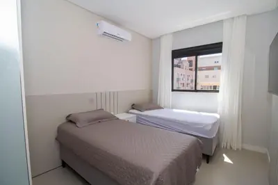 Uma cama ou camas num quarto em 139D - 2 suítes a 100m da Praia de Bombas