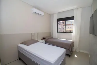 Uma cama ou camas num quarto em 139D - 2 suítes a 100m da Praia de Bombas