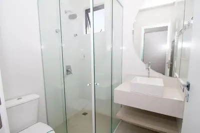 Uma casa de banho em 139D - 2 suítes a 100m da Praia de Bombas
