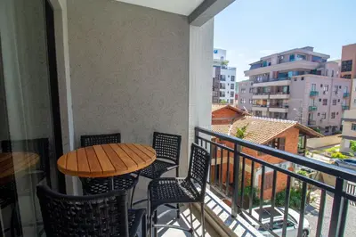 Uma varanda ou terraço em 139D - 2 suítes a 100m da Praia de Bombas