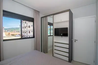 Uma cama ou camas num quarto em 139D - 2 suítes a 100m da Praia de Bombas