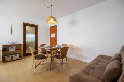 Uma área de estar em PGB74 - 2Dorm, Climatizado, Churrasq , Av Brasil