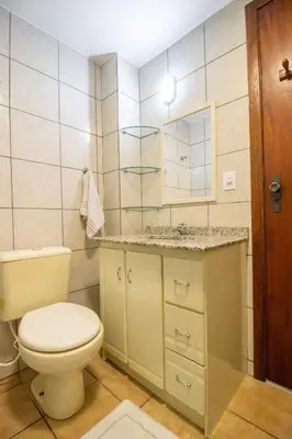 Uma casa de banho em PGB74 - 2Dorm, Climatizado, Churrasq , Av Brasil