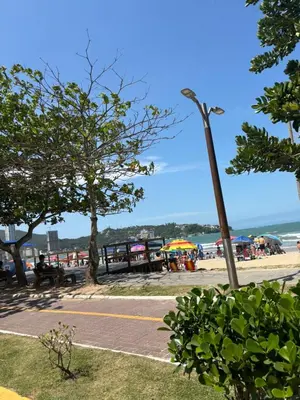 A planta de Apto 350 metros do mar com 2 garagens e ar condicionado