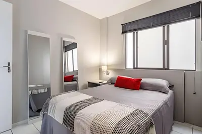 Uma cama ou camas num quarto em Churrasqueira, 3Q - 2 suítes, 2 Vagas, 250m Praia