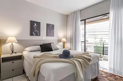 Uma cama ou camas num quarto em Churrasqueira, 3Q - 2 suítes, 2 Vagas, 250m Praia