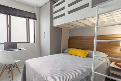 Uma cama ou camas num quarto em Churrasqueira, 3Q - 2 suítes, 2 Vagas, 250m Praia