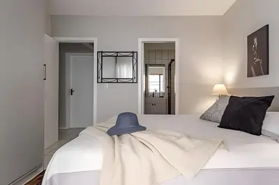 Uma cama ou camas num quarto em Churrasqueira, 3Q - 2 suítes, 2 Vagas, 250m Praia