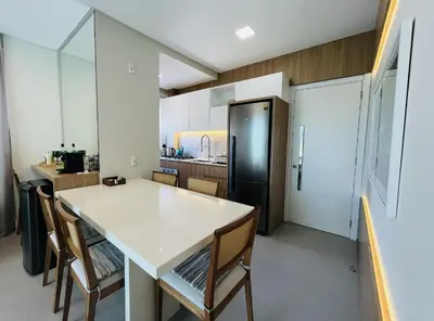 A planta de Residencial Cayman - Apartamento espaçoso a apenas 3 minutos da Praia de Palmas, com ar-condicionado em todos os cômodos e sacada com vista para a rua.