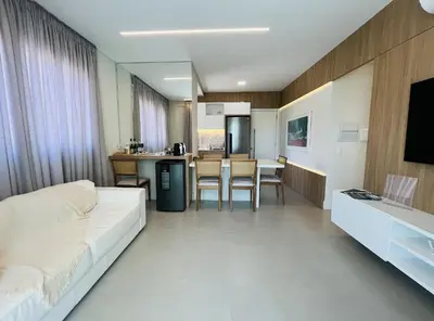 A planta de Residencial Cayman - Apartamento espaçoso a apenas 3 minutos da Praia de Palmas, com ar-condicionado em todos os cômodos e sacada com vista para a rua.
