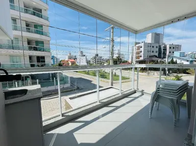 A planta de Residencial Cayman - Apartamento espaçoso a apenas 3 minutos da Praia de Palmas, com ar-condicionado em todos os cômodos e sacada com vista para a rua.