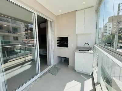 A planta de Residencial Cayman - Apartamento espaçoso a apenas 3 minutos da Praia de Palmas, com ar-condicionado em todos os cômodos e sacada com vista para a rua.