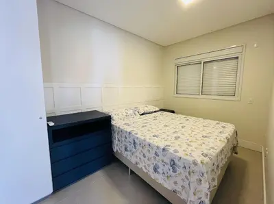 A planta de Residencial Cayman - Apartamento espaçoso a apenas 3 minutos da Praia de Palmas, com ar-condicionado em todos os cômodos e sacada com vista para a rua.