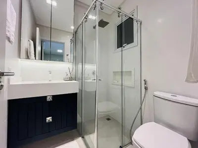 A planta de Residencial Cayman - Apartamento espaçoso a apenas 3 minutos da Praia de Palmas, com ar-condicionado em todos os cômodos e sacada com vista para a rua.