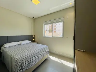 A planta de Residencial Cayman - Apartamento espaçoso a apenas 3 minutos da Praia de Palmas, com ar-condicionado em todos os cômodos e sacada com vista para a rua.