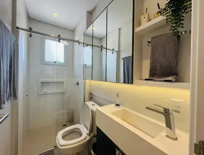 A planta de Residencial Cayman - Apartamento espaçoso a apenas 3 minutos da Praia de Palmas, com ar-condicionado em todos os cômodos e sacada com vista para a rua.