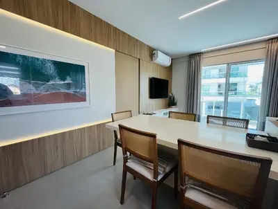 A planta de Residencial Cayman - Apartamento espaçoso a apenas 3 minutos da Praia de Palmas, com ar-condicionado em todos os cômodos e sacada com vista para a rua.