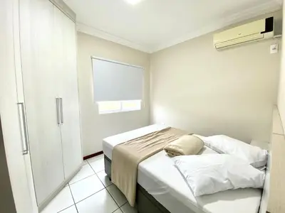 Uma cama ou camas num quarto em Sea Breeze - Brisa do Mar - Pé na Areia em Itapema
