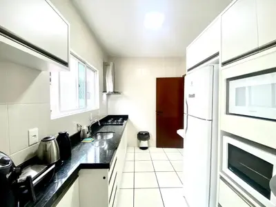 A cozinha ou kitchenette de Sea Breeze - Brisa do Mar - Pé na Areia em Itapema