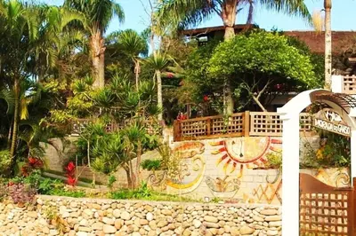 Um jardim no exterior de Ape 1 - Jacuzzi e Vista parcial Mar - Bombinhas, SC