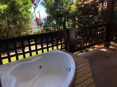 Um jardim no exterior de Ape 1 - Jacuzzi e Vista parcial Mar - Bombinhas, SC