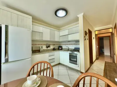 A cozinha ou kitchenette de SOLAR DE BOMBAS - 3 quartos a 280m da praia c roupa de cama - Sacada com Churrasqueira - climatizado - 10 min a pé da passarela do Ribeiro e acesso a Praia de Bombinhas - 5 min a pé de supermercados - Até 8 pessoas, ideal p famílias, grupos, crianças