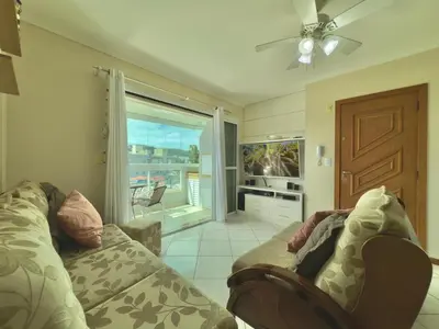 Uma área de estar em SOLAR DE BOMBAS - 3 quartos a 280m da praia c roupa de cama - Sacada com Churrasqueira - climatizado - 10 min a pé da passarela do Ribeiro e acesso a Praia de Bombinhas - 5 min a pé de supermercados - Até 8 pessoas, ideal p famílias, grupos, crianças