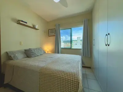 Uma cama ou camas num quarto em SOLAR DE BOMBAS - 3 quartos a 280m da praia c roupa de cama - Sacada com Churrasqueira - climatizado - 10 min a pé da passarela do Ribeiro e acesso a Praia de Bombinhas - 5 min a pé de supermercados - Até 8 pessoas, ideal p famílias, grupos, crianças