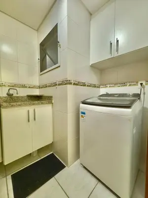A cozinha ou kitchenette de SOLAR DE BOMBAS - 3 quartos a 280m da praia c roupa de cama - Sacada com Churrasqueira - climatizado - 10 min a pé da passarela do Ribeiro e acesso a Praia de Bombinhas - 5 min a pé de supermercados - Até 8 pessoas, ideal p famílias, grupos, crianças