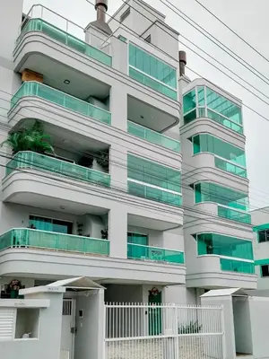 Uma varanda ou terraço em SOLAR DE BOMBAS - 3 quartos a 280m da praia c roupa de cama - Sacada com Churrasqueira - climatizado - 10 min a pé da passarela do Ribeiro e acesso a Praia de Bombinhas - 5 min a pé de supermercados - Até 8 pessoas, ideal p famílias, grupos, crianças