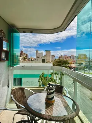 Uma varanda ou terraço em SOLAR DE BOMBAS - 3 quartos a 280m da praia c roupa de cama - Sacada com Churrasqueira - climatizado - 10 min a pé da passarela do Ribeiro e acesso a Praia de Bombinhas - 5 min a pé de supermercados - Até 8 pessoas, ideal p famílias, grupos, crianças