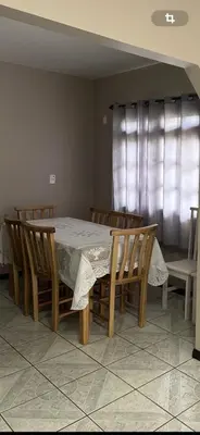 Uma área de estar em Maravilhosa casa na praia de Bombas