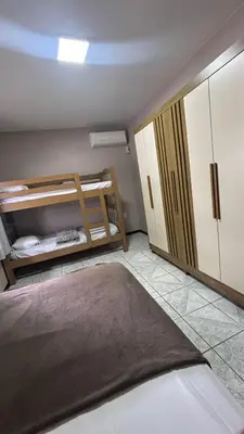 Uma cama ou camas num quarto em Maravilhosa casa na praia de Bombas
