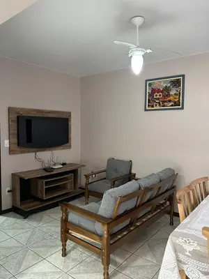 Uma televisão e/ou sistema de entretenimento em Maravilhosa casa na praia de Bombas
