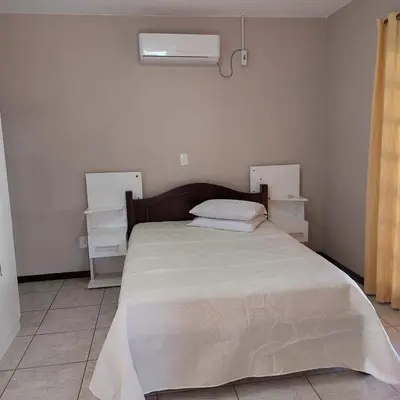 Uma cama ou camas num quarto em Maravilhosa casa na praia de Bombas