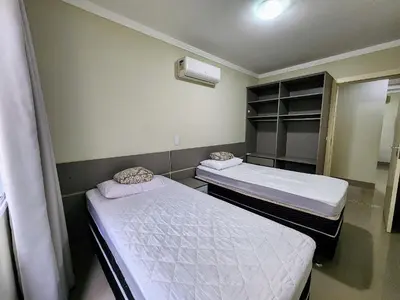 A planta de Lindo e com piscina, 100m 4 Ilhas, 3 quartos, 2 vagas, até 7 pessoas