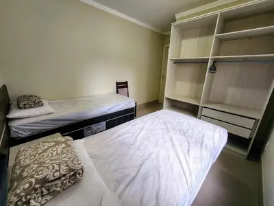 A planta de Lindo e com piscina, 100m 4 Ilhas, 3 quartos, 2 vagas, até 7 pessoas