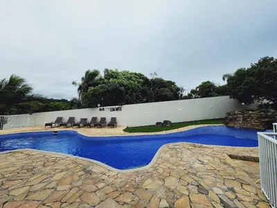 A planta de Lindo e com piscina, 100m 4 Ilhas, 3 quartos, 2 vagas, até 7 pessoas