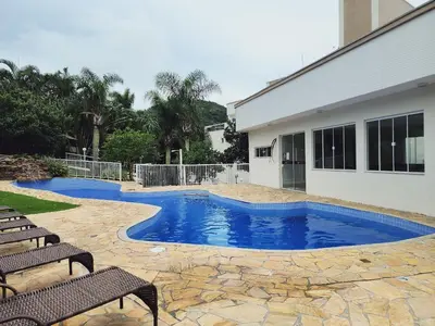 A planta de Lindo e com piscina, 100m 4 Ilhas, 3 quartos, 2 vagas, até 7 pessoas