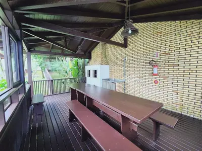 A planta de Lindo e com piscina, 100m 4 Ilhas, 3 quartos, 2 vagas, até 7 pessoas