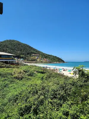 A planta de Lindo e com piscina, 100m 4 Ilhas, 3 quartos, 2 vagas, até 7 pessoas