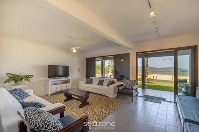 Uma televisão e/ou sistema de entretenimento em Casa 6Q pé na areia em Bombinhas ABM0101