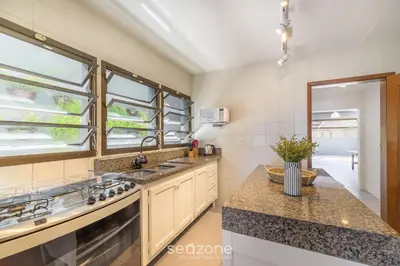A cozinha ou kitchenette de Casa 6Q pé na areia em Bombinhas ABM0101