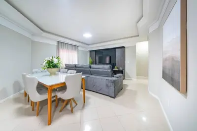 Uma área de estar em Lindo apartamento na Avenida