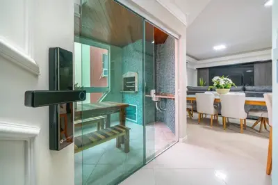 Uma televisão e/ou sistema de entretenimento em Lindo apartamento na Avenida