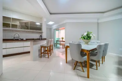 A cozinha ou kitchenette de Lindo apartamento na Avenida
