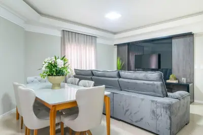 Uma área de estar em Lindo apartamento na Avenida